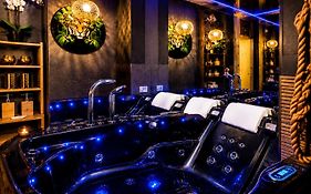 WARSZAWA WOLA Wyjątkowe Studio z Jacuzzi, Sauną i Fotelem do Masażu - Exceptional Studio in Warsaw with Jacuzzi, Sauna&Massage Chair